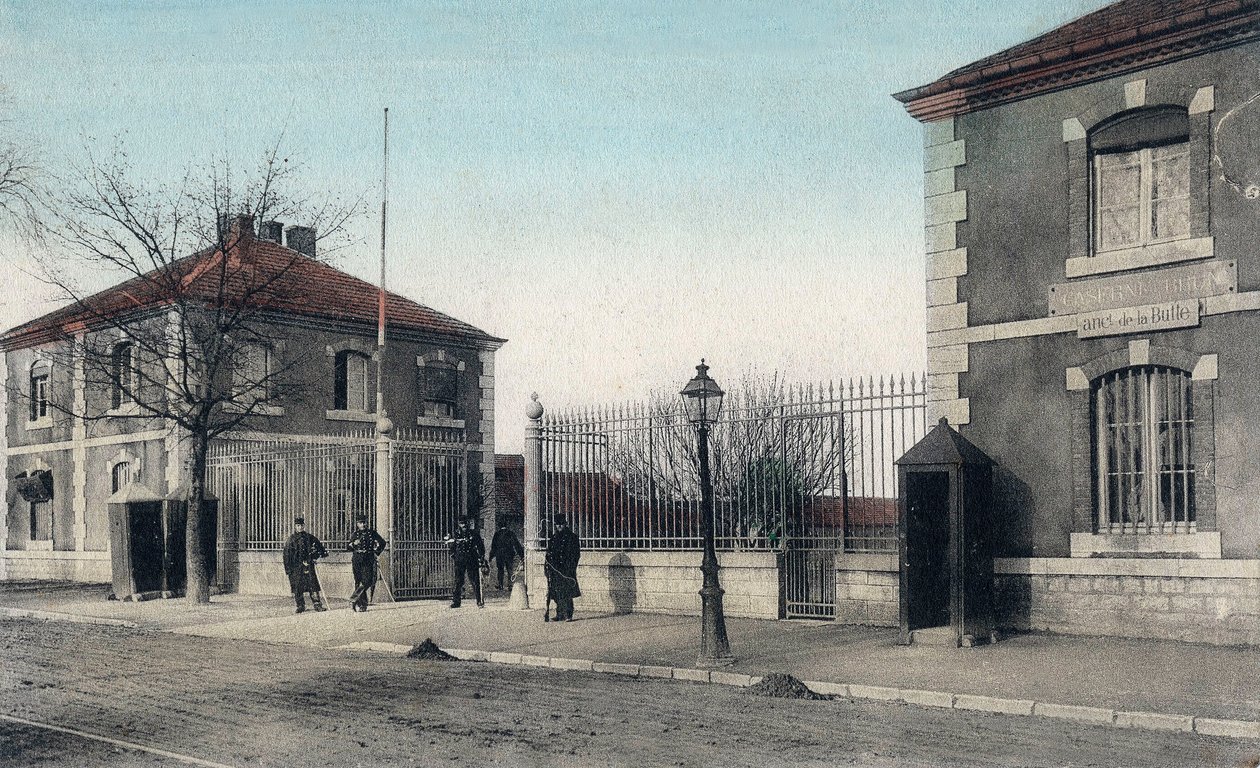 Postkort som viser brakkene i Besancon, ca. 1900 (farge litho) av French School