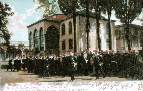 Postkort som viser investiturseremonien til Sultan Mehmet V (1844-1918) mai 1909 (farget bilde) av French School