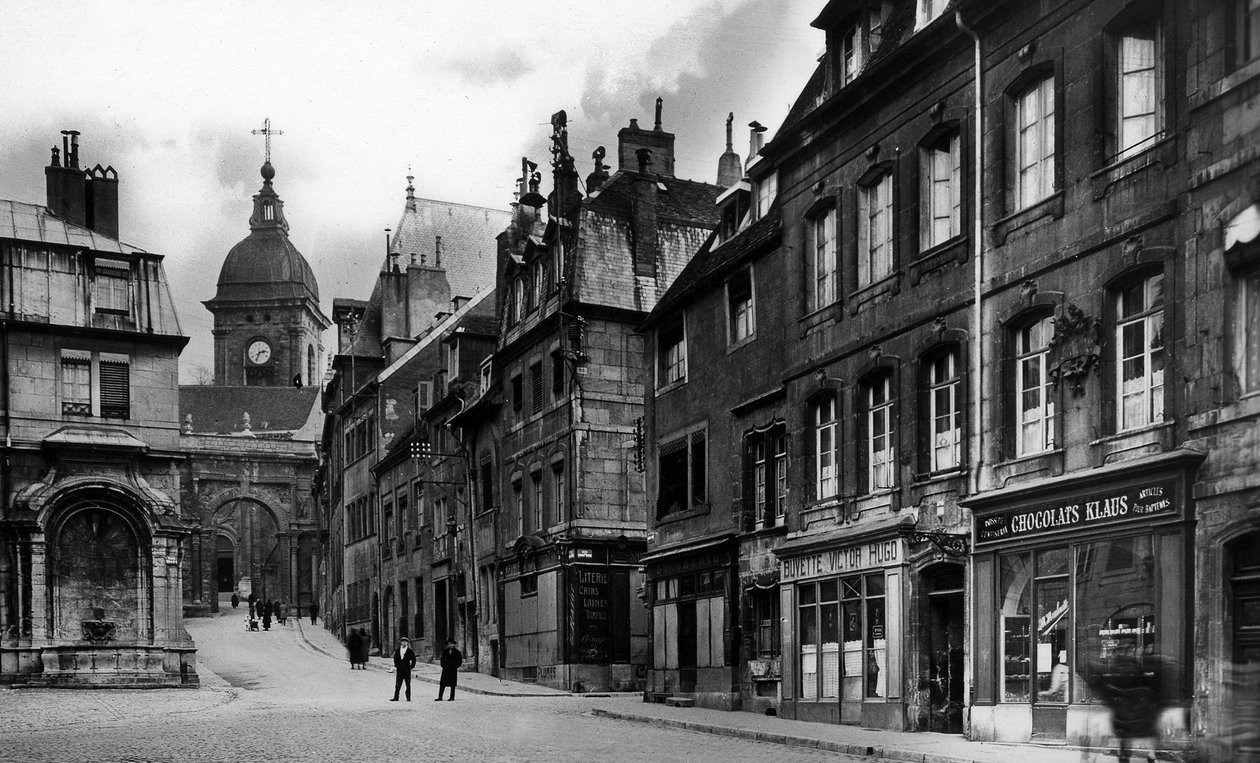 Postkort som viser Saint-Quentin-fontenen og fødestedet til Victor Hugo, ca. 1910 (litho) av French School