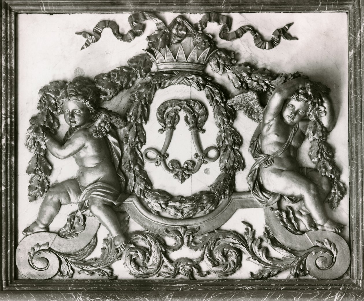 Putti flankerer den innledende L på døren til Salon des Gardes de la Reine (stuccoarbeid) av French School