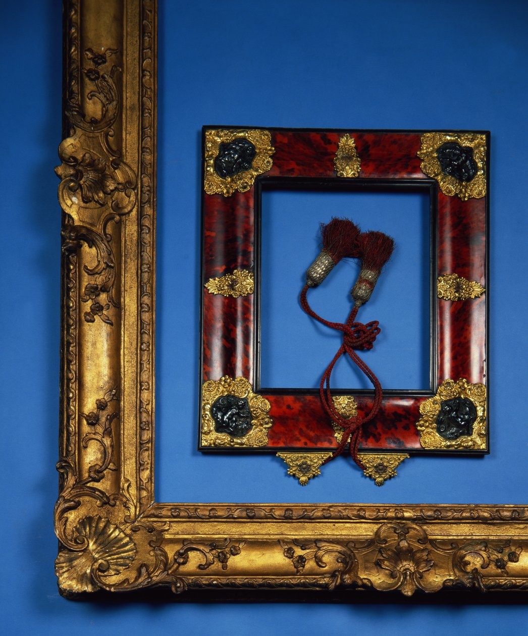 Regency omvendt profilramme med ormolu og pregede sølvfester til hjørnene og sentre med de originale duskene (skilpaddeskall) av French School