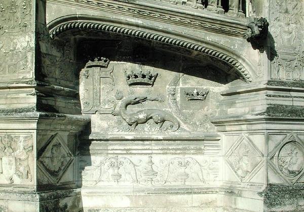 Relieff fra Grand Escalier som viser våpenskjoldet til Francois I (1494-1547) med en salamander av French School