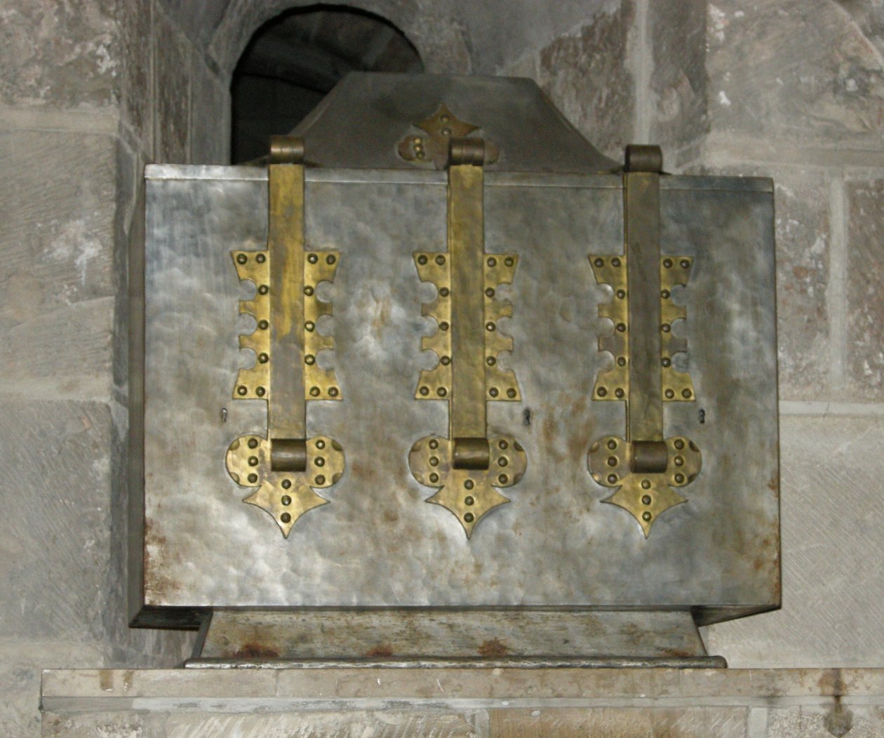 Relikvieskrin som inneholder relikviene til St. Benoit, plassert i krypten i 1108 (metall) av French School