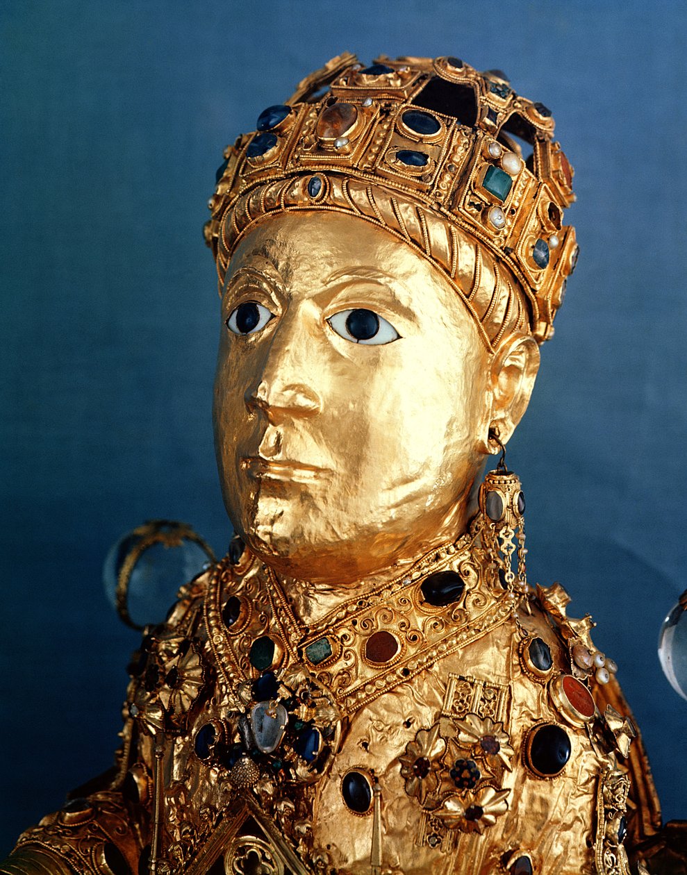 Reliquary statue of St. Foy, detail of the head, c.980 (gold, silver, wood, precious and semi-precious stones) (see also 69382 and 121295) av French School