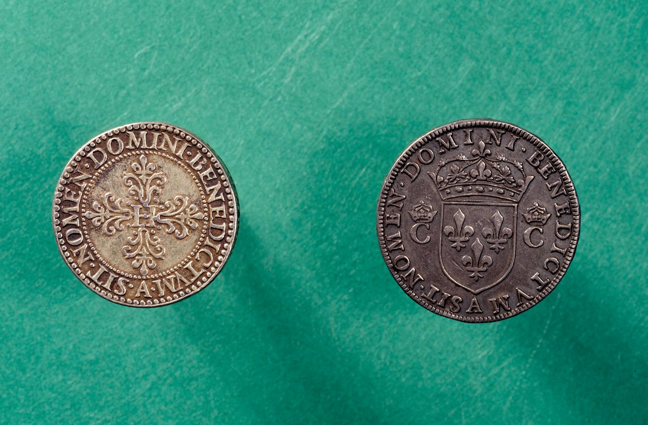 Omvendte mynter: nederst, halv franc sølvmynt med bildet av Henrik III (1551-1589) konge av Frankrike av French School