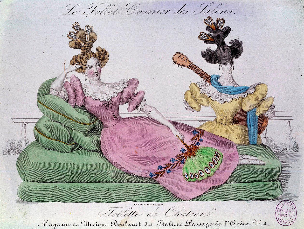 Romantisk mote: Chateau toalett. To kvinner med ekstravagante frisyrer på kanapé. Gravering av 1800-tallet. Paris, Musee Carnavalet av French School