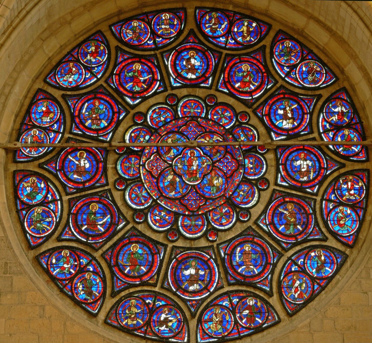 Rosevindu som viser Jomfru Maria omgitt av de tolv apostlene og de tjuefire eldste av apokalypsen (farget glass) av French School