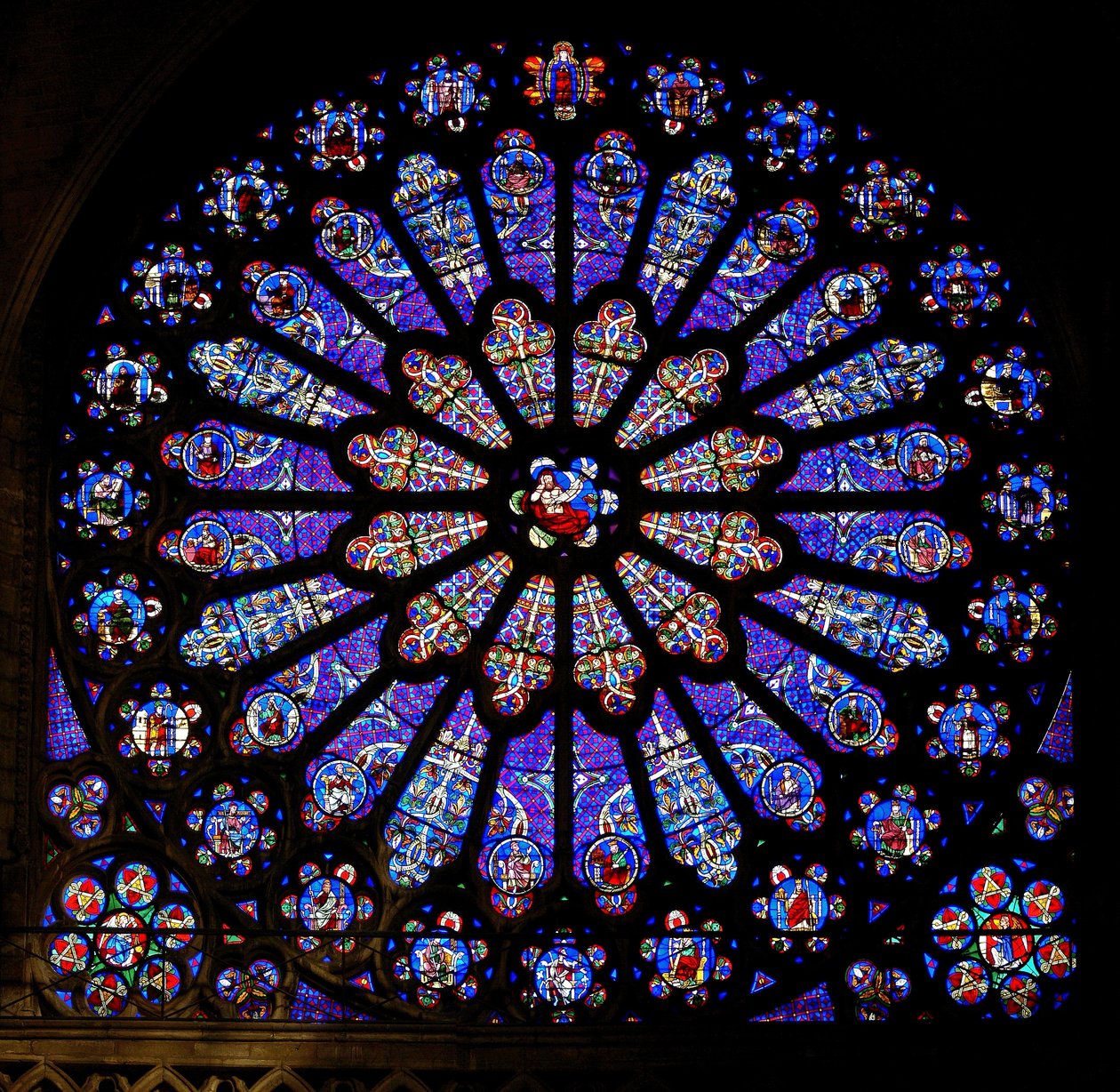 Rosevindu med glass fra det nittende århundre etter middelaldersk design av French School
