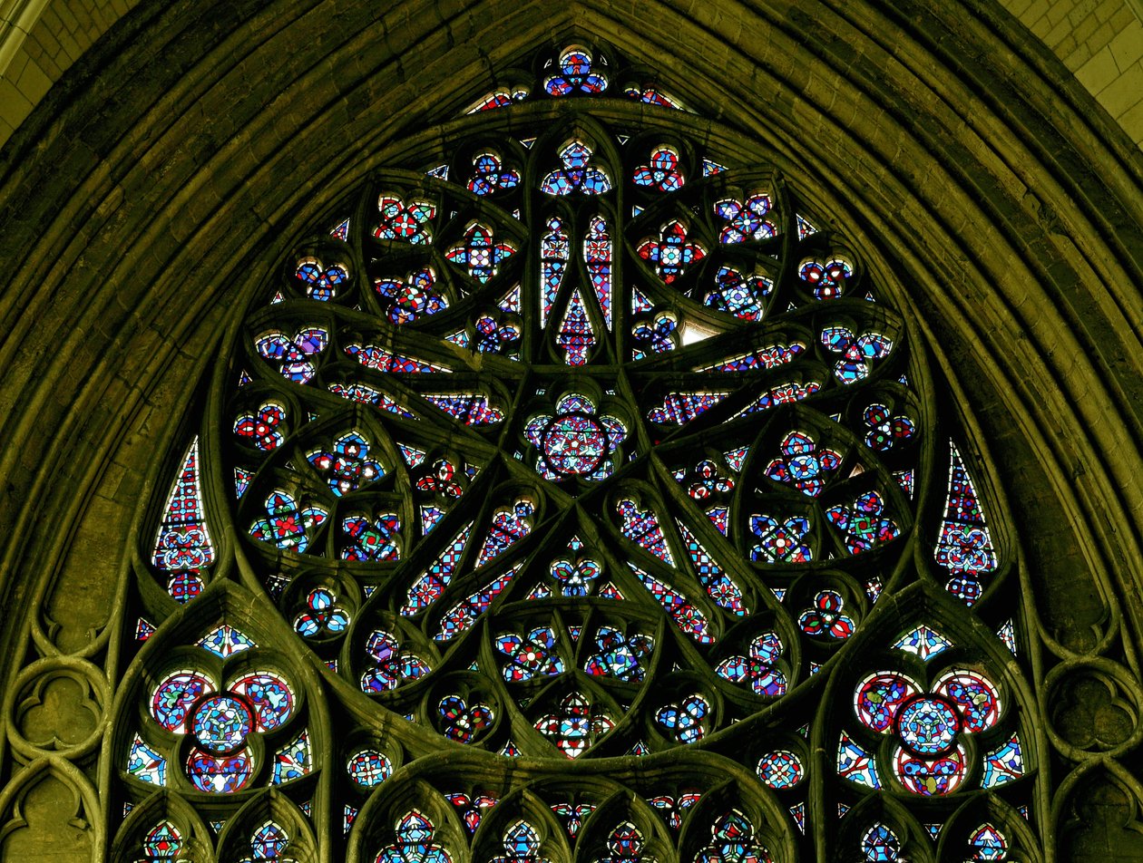 Rosevindu med glass fra det nittende århundre etter middelaldersk design av French School