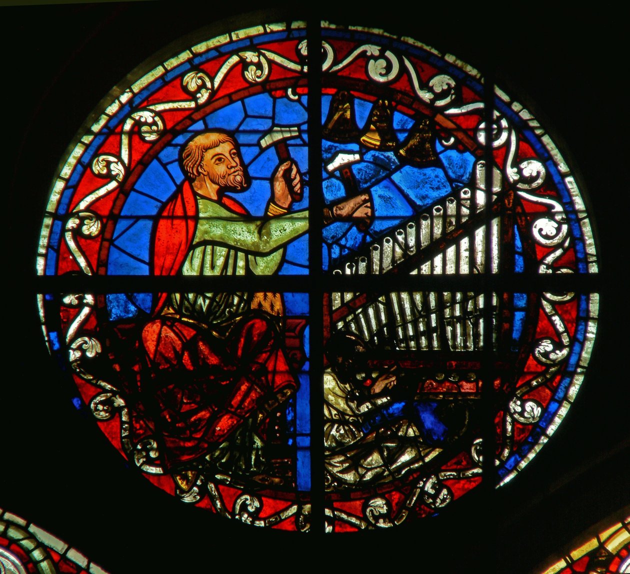 Rosettvindu som viser et orgel og klokker av French School