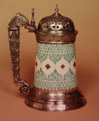 Rudolfi tankard med elfenbenskropp innlagt med turkis, montert i sølv og satt med rubiner, Paris, ca. 1855 (sølv og elfenben) av French School