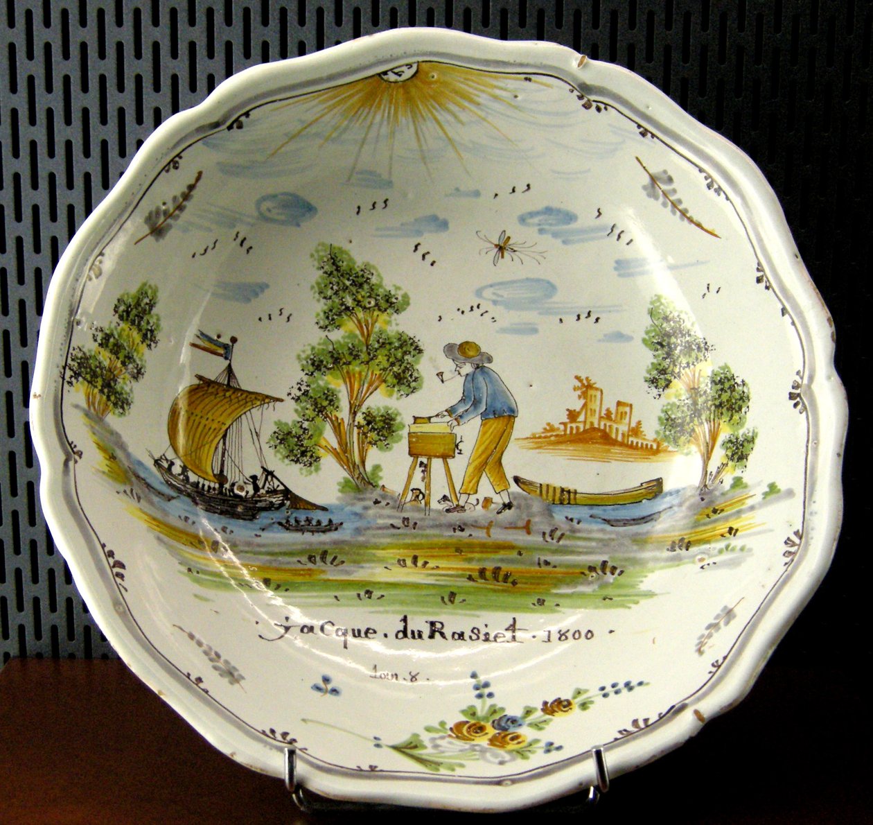 Salatskål som viser en håndverker og båter på Loire, Nevers, 1800 (keramikk) av French School