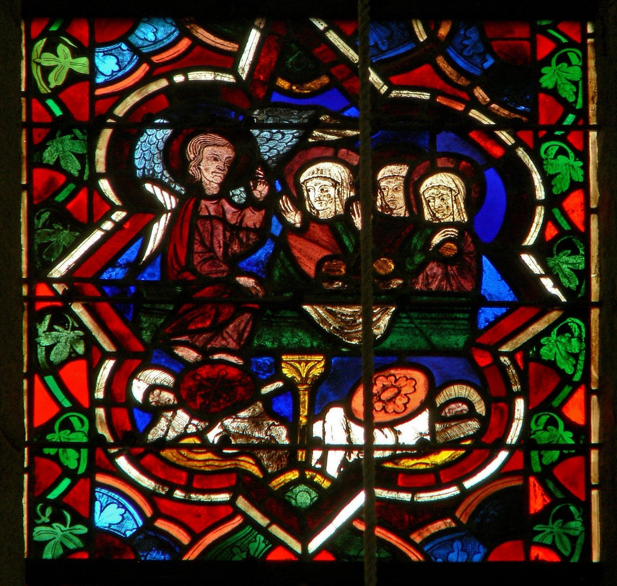 Scene i E-vinduet som viser de tre Marys ved oppstandelsesgraven av French School
