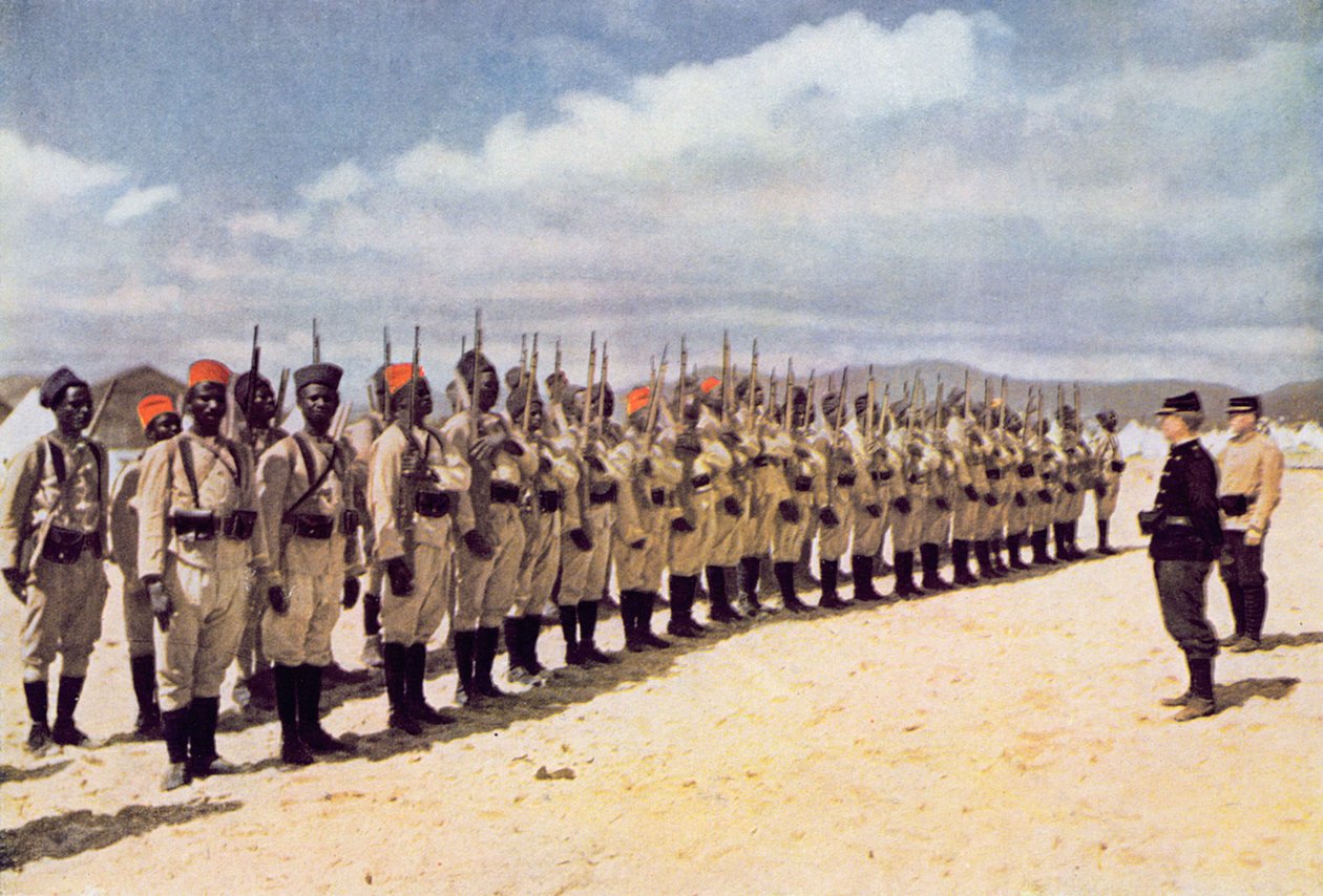 Senegalesisk infanteri på stranden ved Frejus (etter et farget fotografi), 1915 av French School