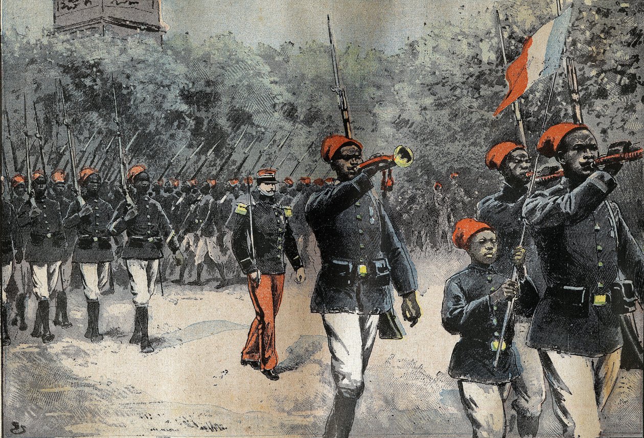 Senegalesiske Tirailleurs som returnerer fra det afrikanske utforskningsoppdraget til kommandør Jean-Baptiste Marchand (1863-1934), kommandert av kaptein Mangin (1873-1908) og forbereder seg på gjennomgangen av 14. juli av French School