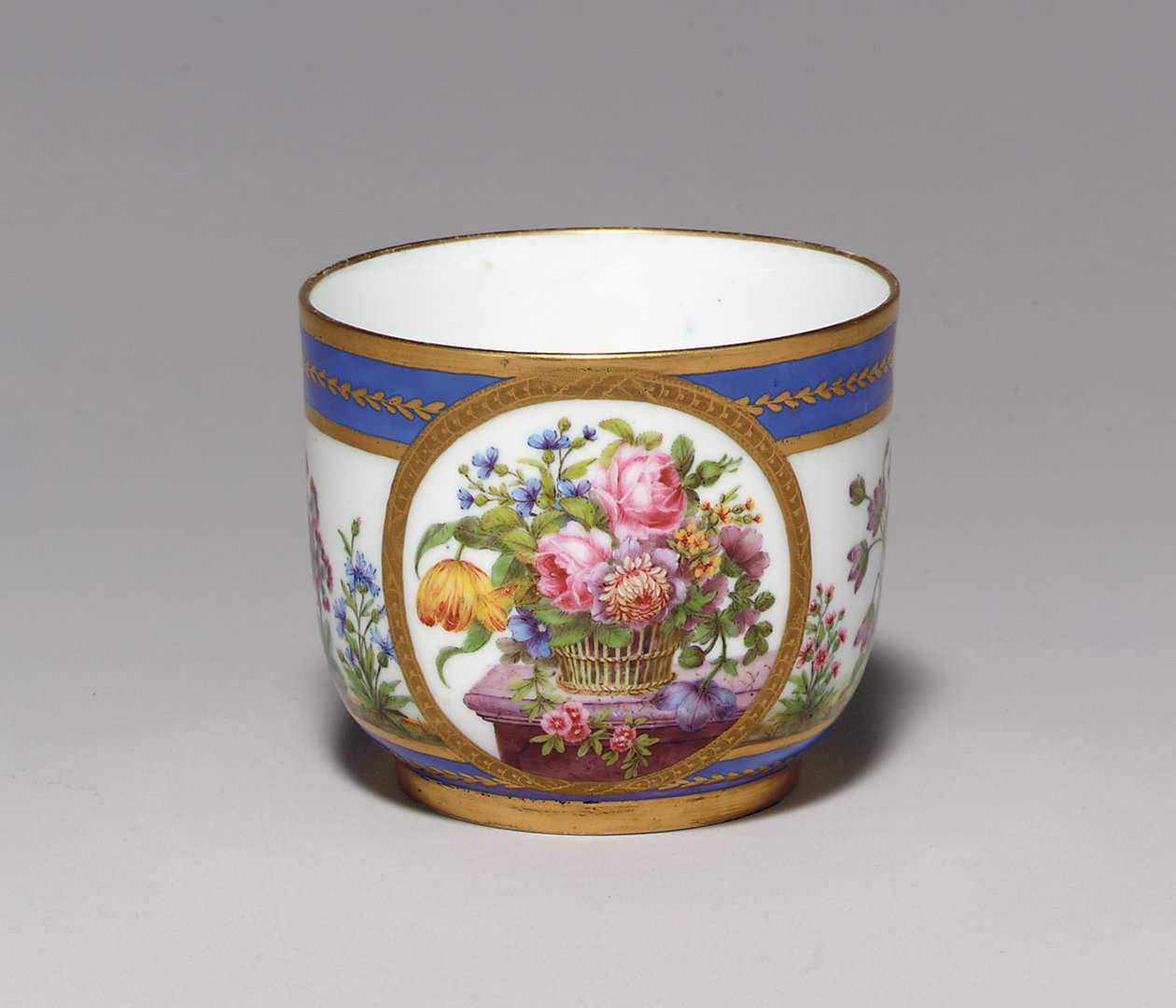 Sevres Beau Bleu sukkerskål, malermerke for Nicquet, forgyllermerke for Vande, 1789 av French School
