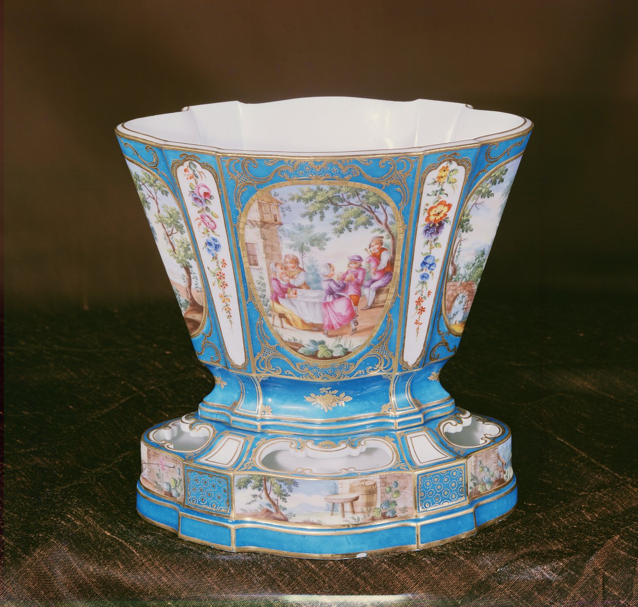 Sevres Eventtail blå-celeste plantekasse (porselen) av French School