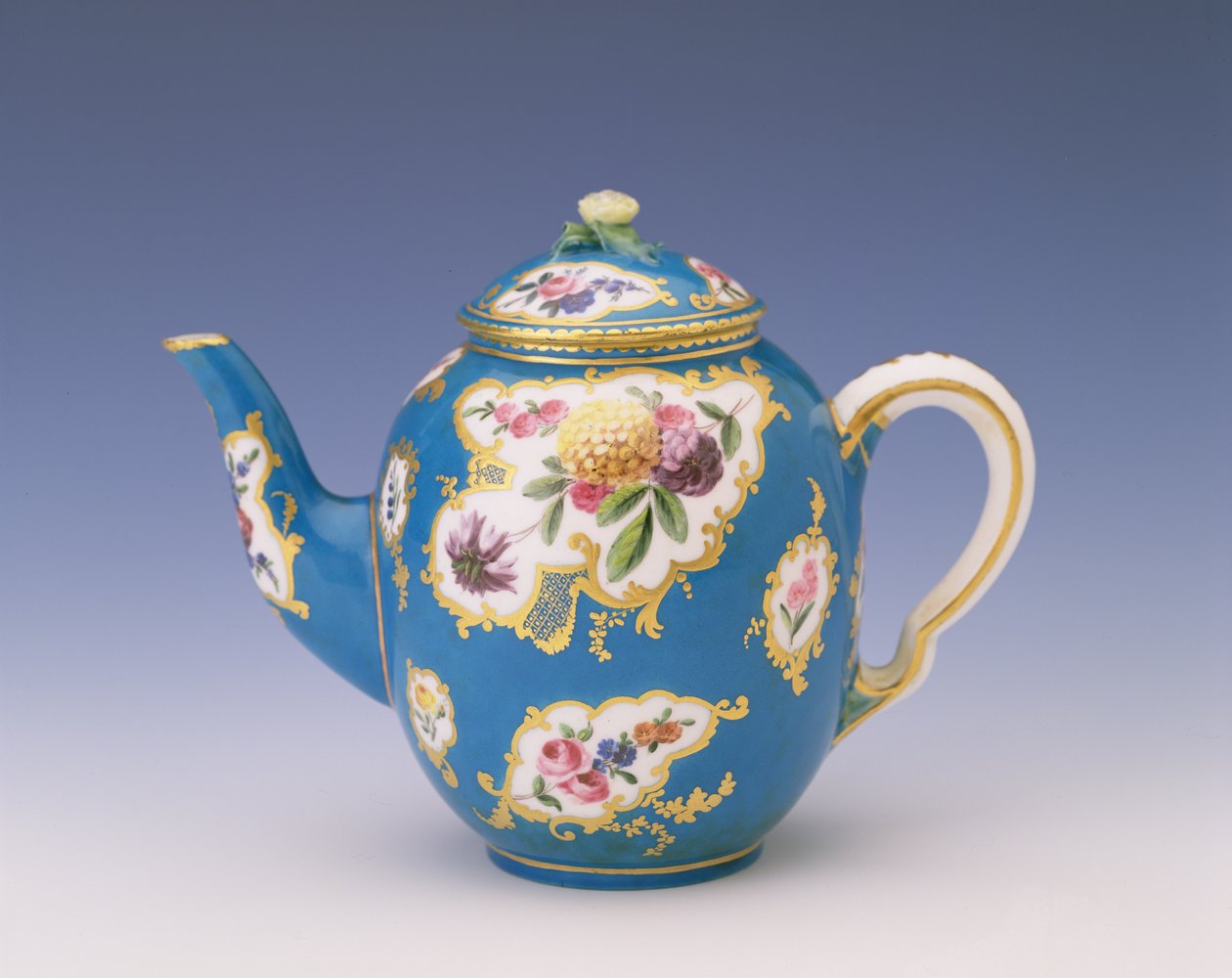 Sevres tekanne med bleu celeste bakken, 1766 (porselen) av French School