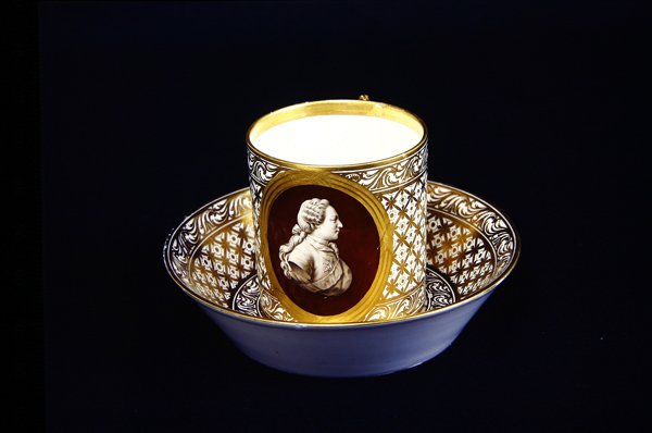 Sevres kopp og tallerken med et bilde av Ludvig XVI, ca. 1775 (porselen) av French School