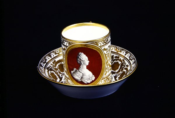 Sevres kopp og tallerken med et bilde av Marie-Antoinette, ca. 1773-4 (porselen) av French School