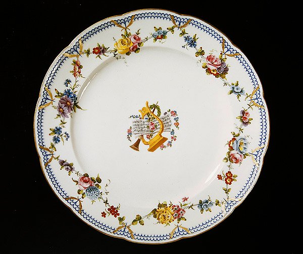 Sevres tallerken dekorert med noteark, 1764 (fajanse) av French School