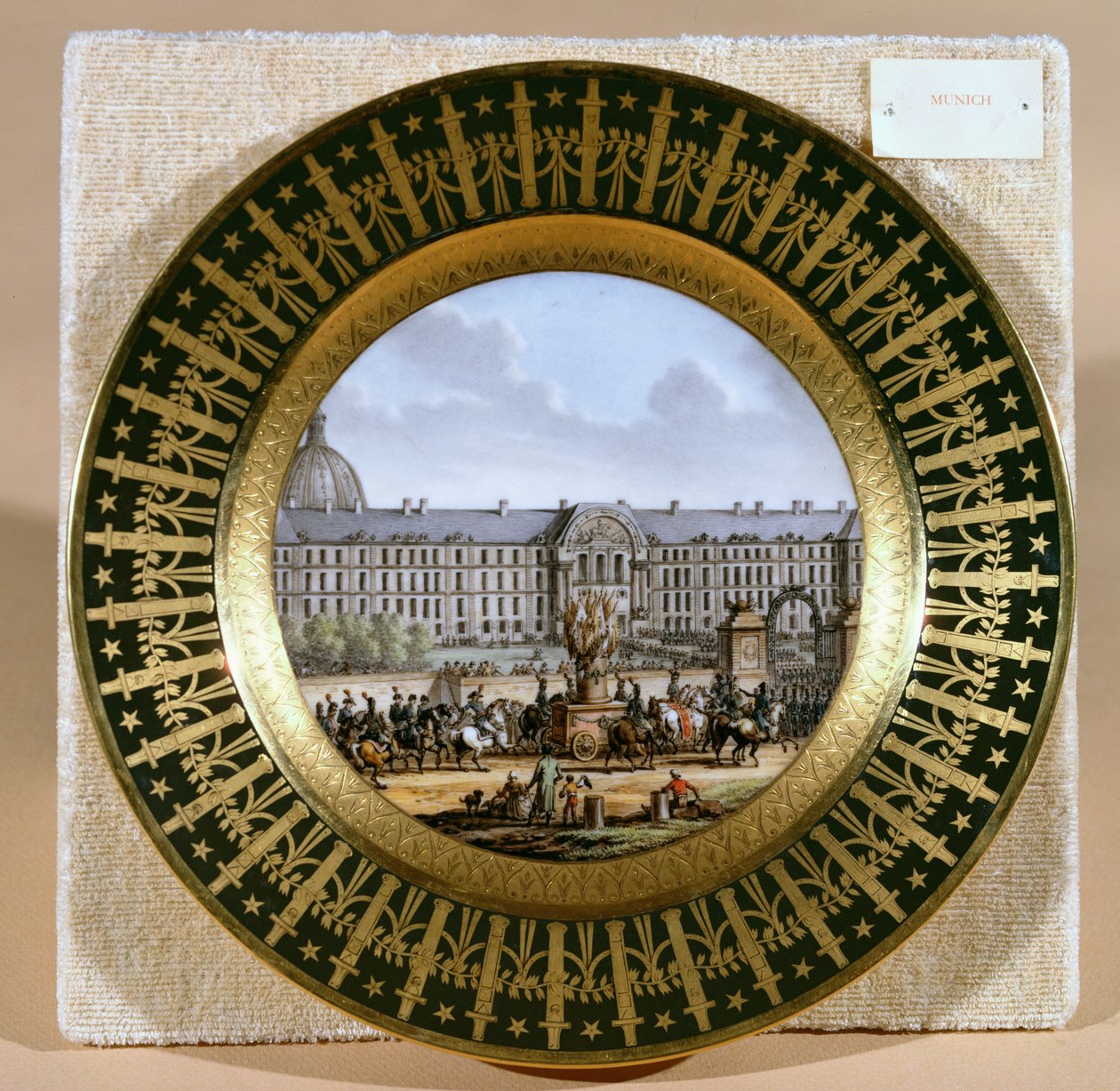 Sevres-plate som viser ankomsten av sverdet til Fredrik II (1712-86) den store, på Hotel des Invalides (porselen) av French School