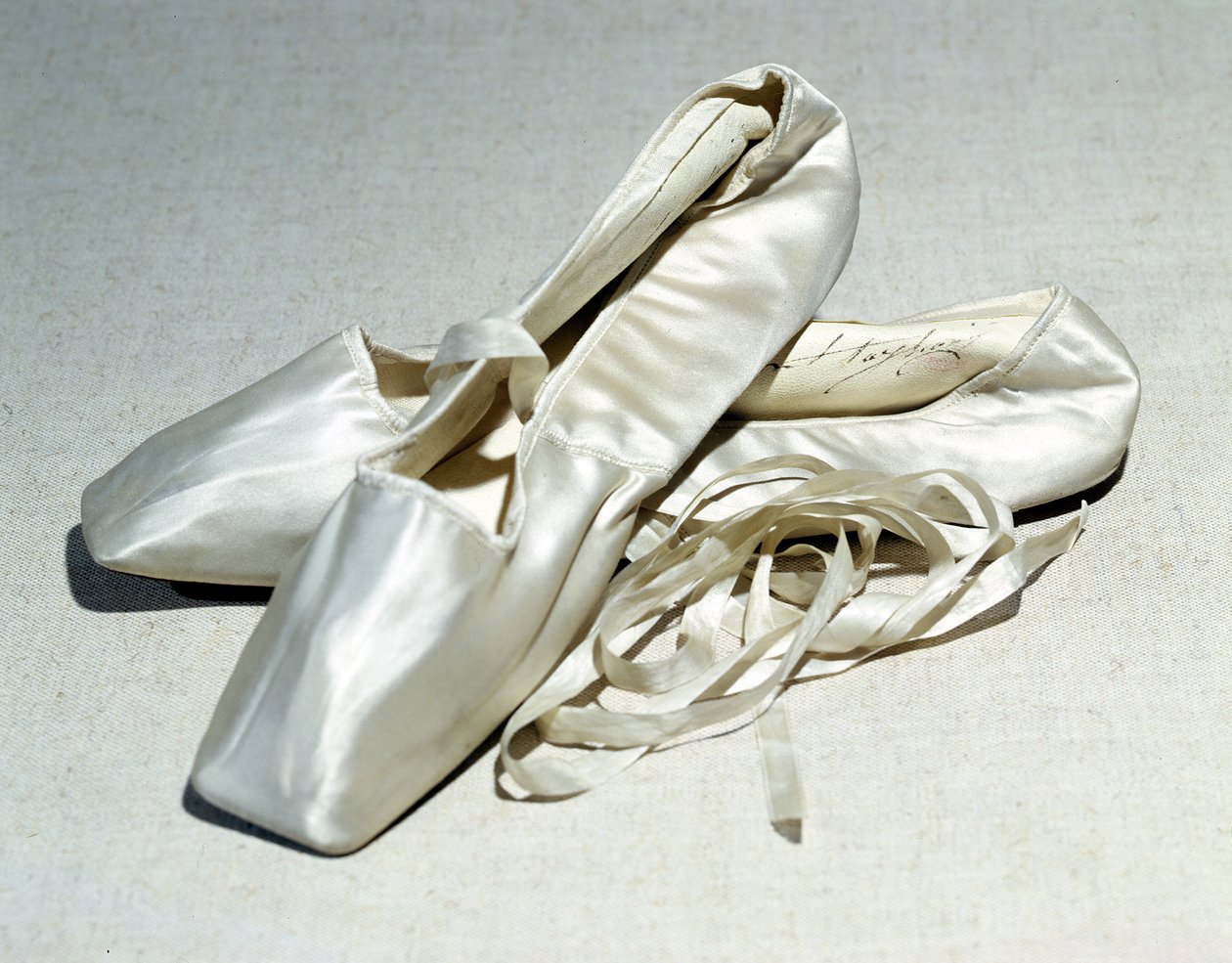 Signerte ballettsko som tilhører Maria Taglioni (1804-84) av French School