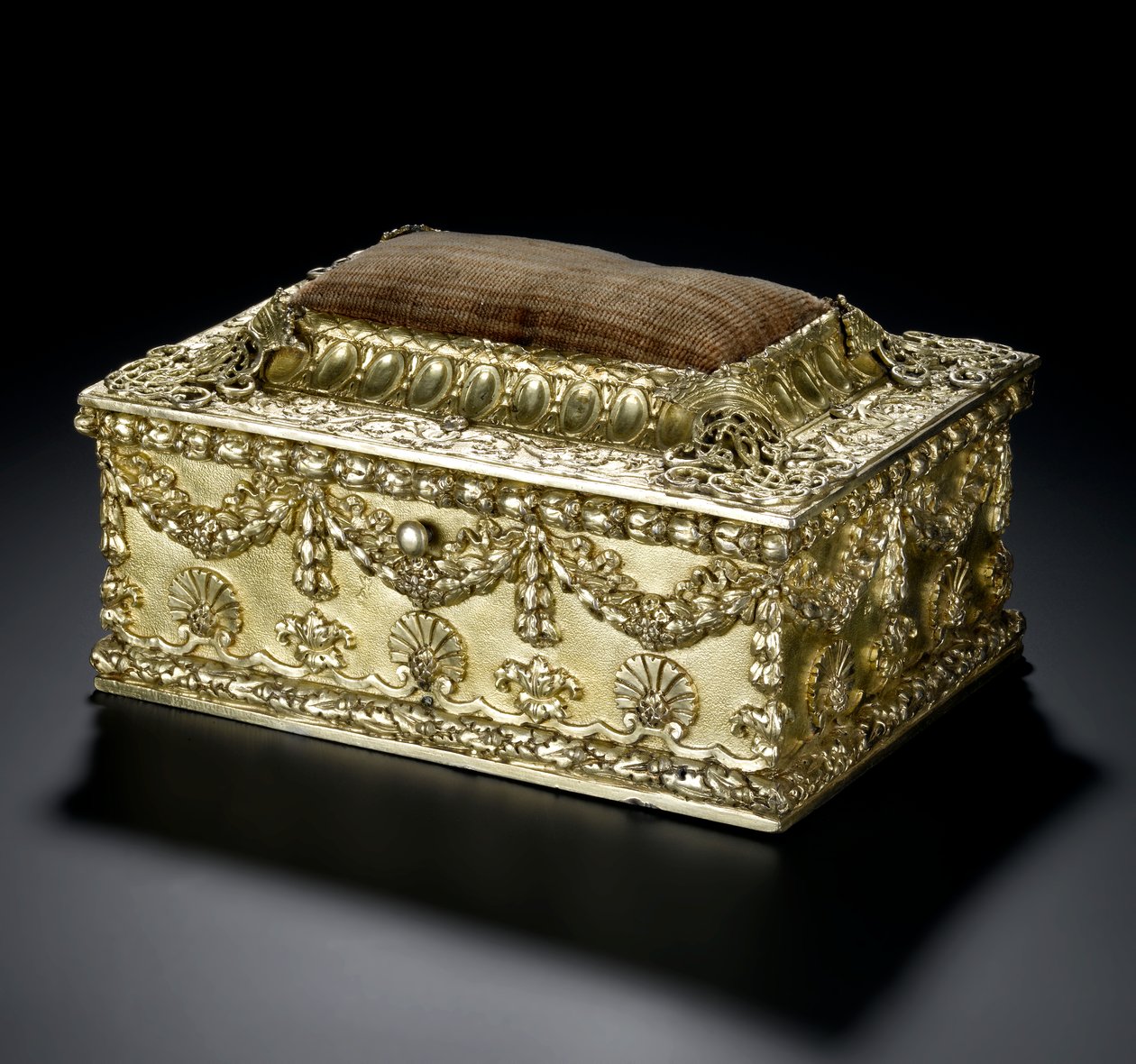 Sølvforgylt rektangulær kiste med hengslet lokk med nålepute, fra toaletttjenesten Lennoxlove, eid av Frances Teresa Stewart, hertuginne av Richmond og Lennox: French, Paris, 1664 - 1665 eller 1668 - 1669 av French School
