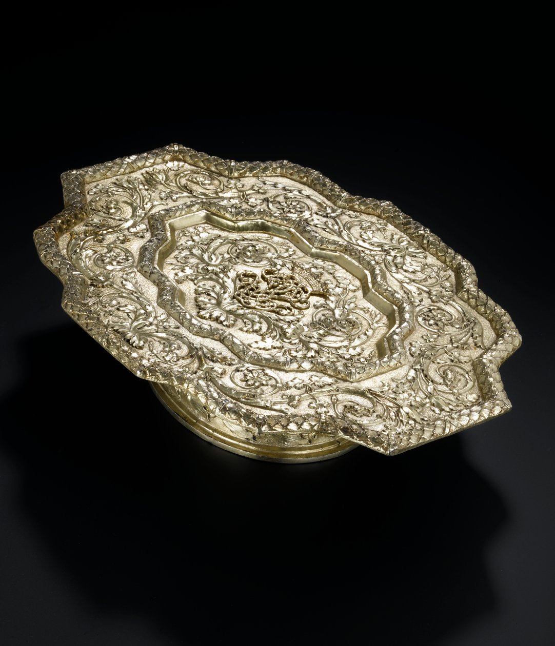 Sølvforgylt salver med formet kontur, fra toaletttjenesten Lennoxlove, eid av Frances Teresa Stewart, hertuginne av Richmond og Lennox: French, Paris, 1666 - 1667 av French School