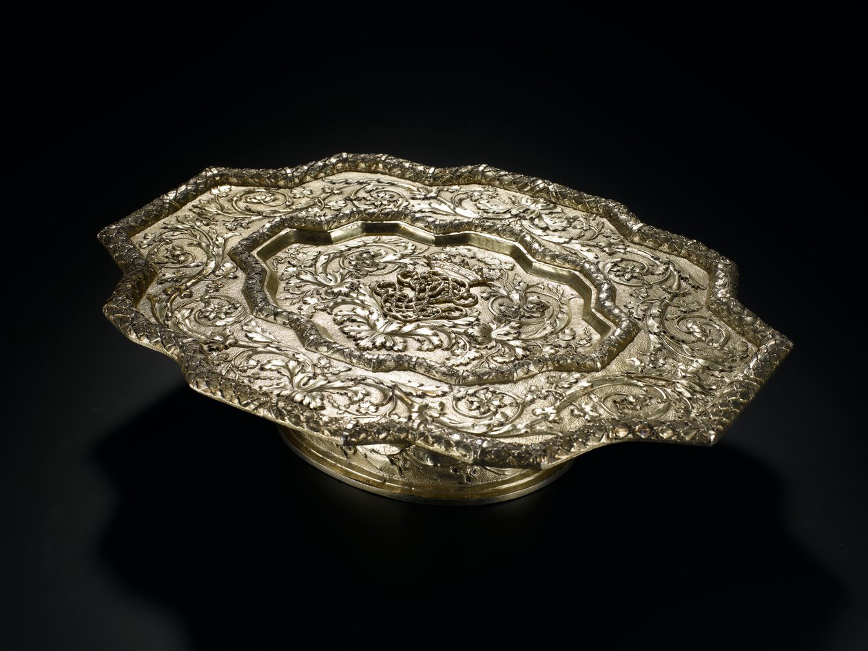 Sølvforgylt salver med formet kontur, fra toaletttjenesten Lennoxlove, eid av Frances Teresa Stewart, hertuginne av Richmond og Lennox: French, Paris, 1666 - 1667 av French School