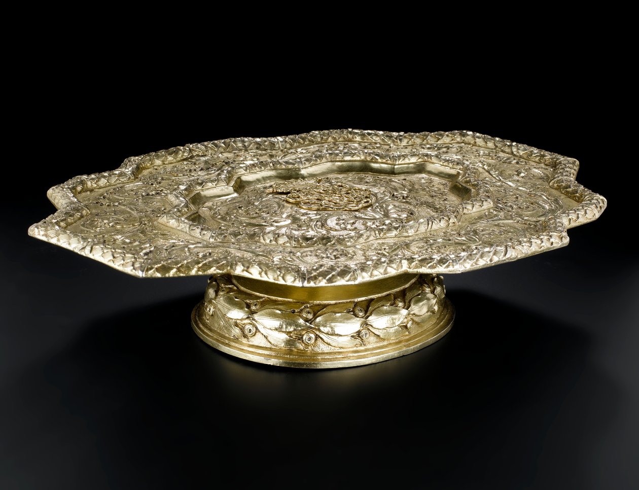 Sølvforgylt salver med formet kontur, fra toaletttjenesten Lennoxlove, eid av Frances Teresa Stewart, hertuginne av Richmond og Lennox: French, Paris, 1666 - 1667 av French School