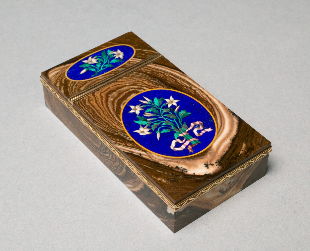 Snusboks, ca. 1840 (gull, agat, sett med mosaikkpaneler, lapislipt) av French School