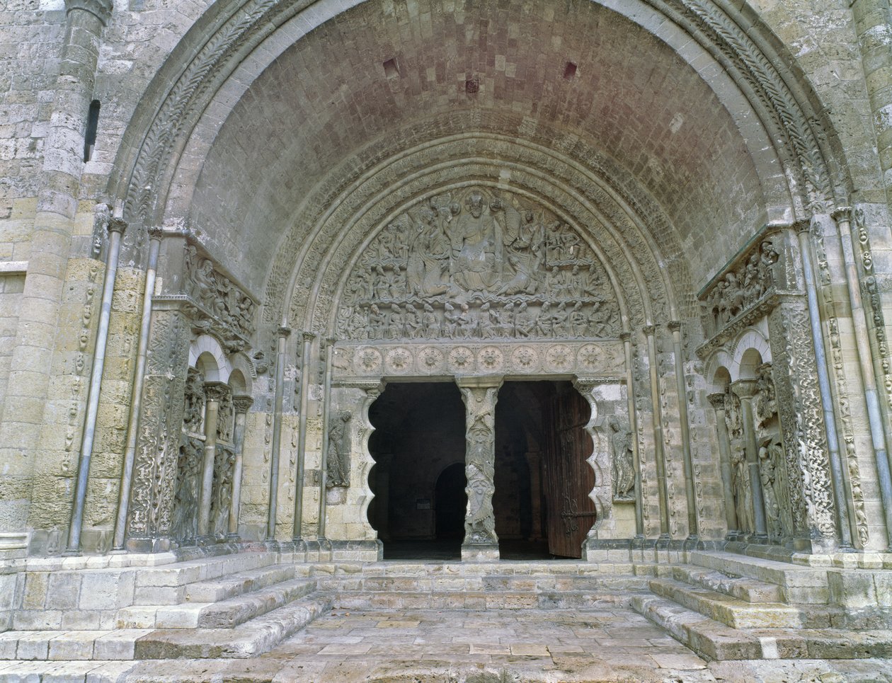 Sørportalen, bygget ca.1115 av French School