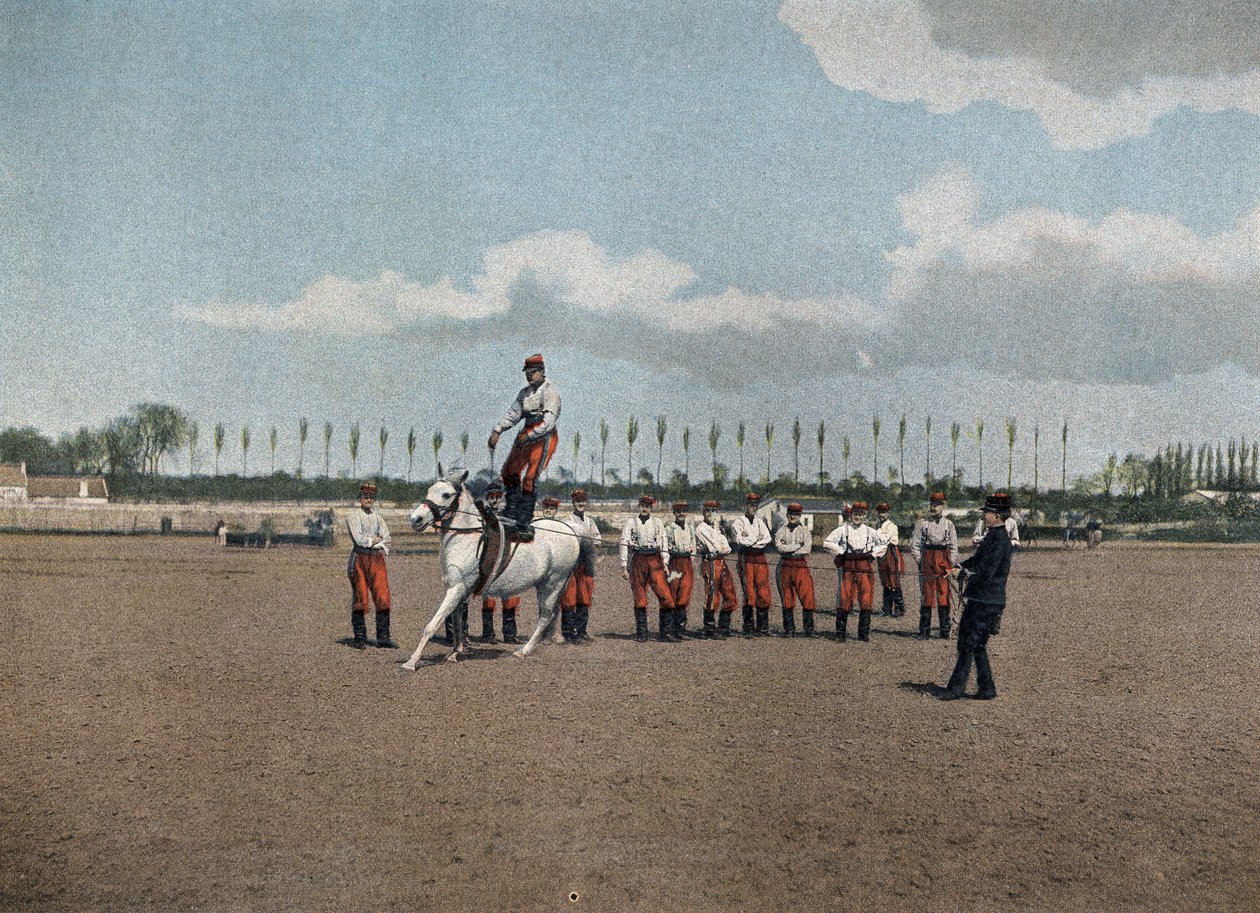 Spesial militærskole i Saint-Cyr (Saint Cyr), intern tjeneste: Aerobatic. Rytterne av seksjonen trener alle kunstflyvningsøvelser for å gjøre dem veldig fleksible til de hopper, med våpnene, på en hesteflokk, galopperende. I "" Album militaire: sc av French School