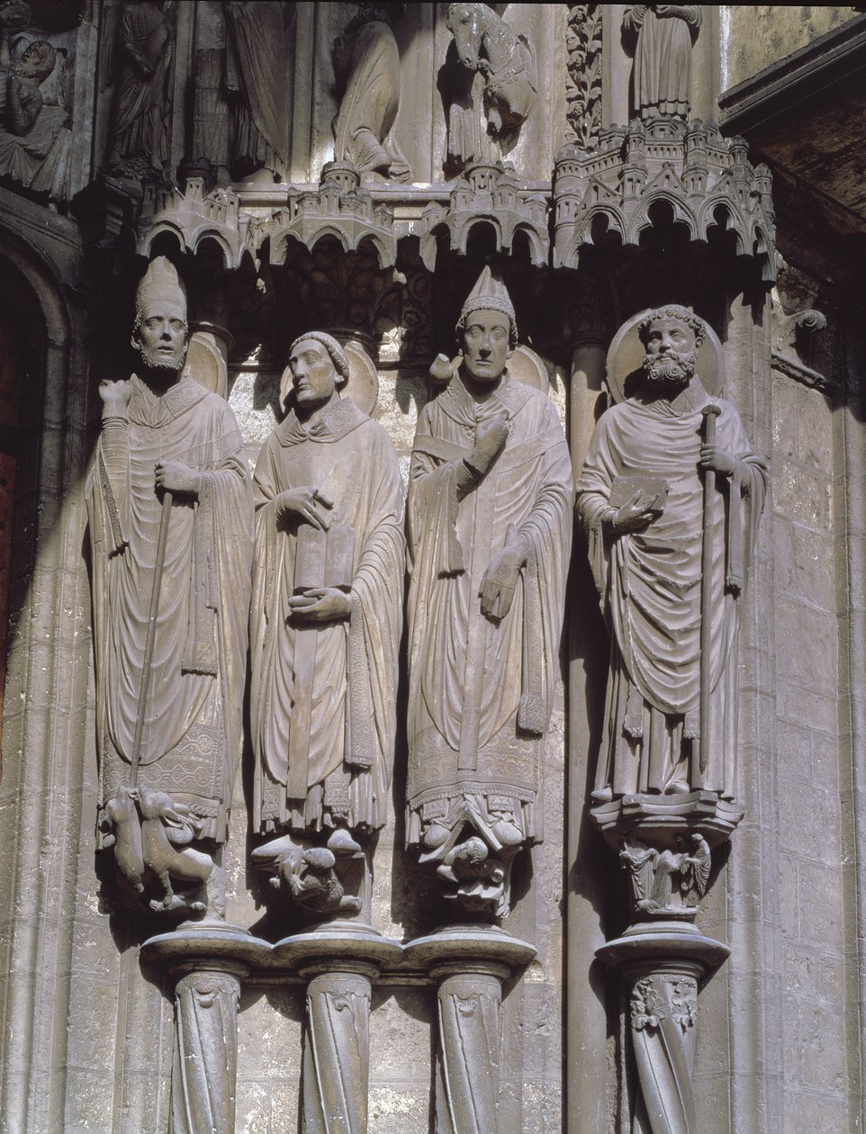 St. Martin, St. Hieronymus, St. Gregory og St. Avitus, jambfigurer av bekjennerne fra østportalen til sørverandaen, tidlig på 1200-tallet av French School