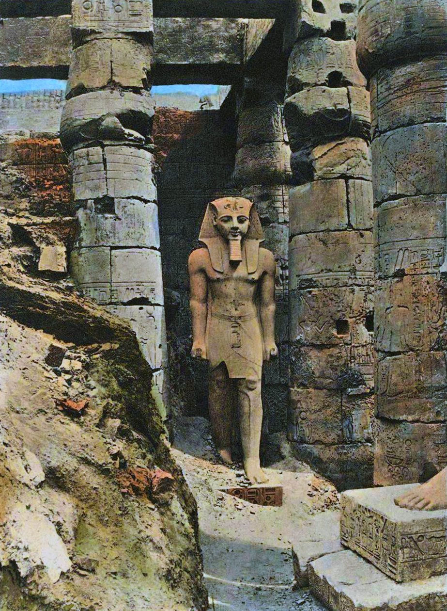 Statue av Ramses II, Luxor, Egypt, 1903 (håndfarget bilde) av French School