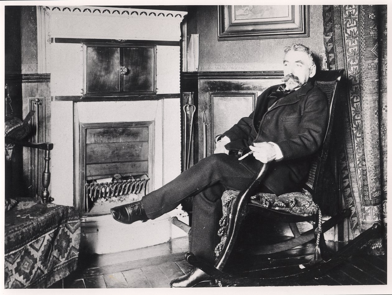 Stephane Mallarme (1842-98) sittende ved peisen hjemme hos ham på Rue de Rome, Paris av French School
