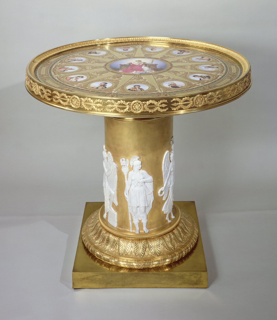 Austerlitz-bordet, innlagt med Sevres-plaketter til minne om Napoleons seier ved Austerlitz, 1808-10 (gull og porselen) (se også 150427) av French School