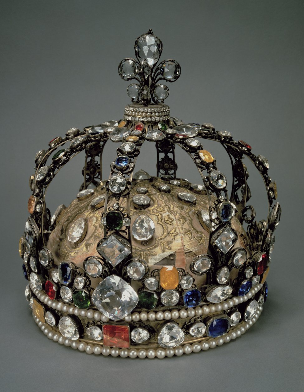Kronen til Ludvig XV, 1722 (forgylt sølv, erstatningssteiner og perler) av French School