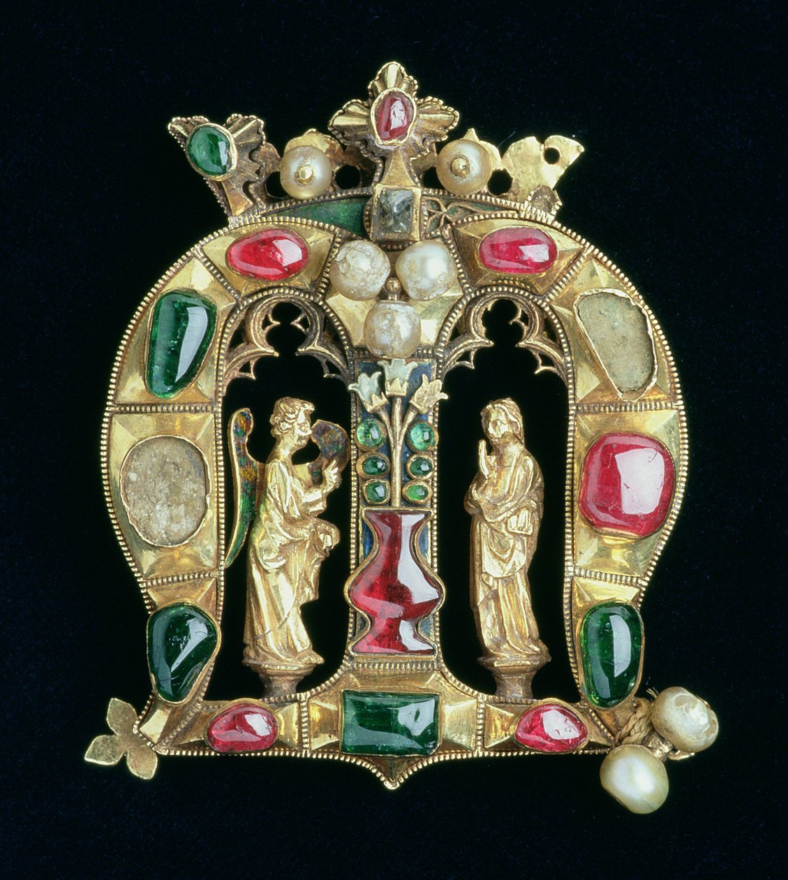 Hylle-juvelen, i form av en kronet Lombardisk initial M med kunngjøringsfigurer, sent på 1300-tallet (forgylt sett med rubiner, diamant, smaragd og perler) av French School
