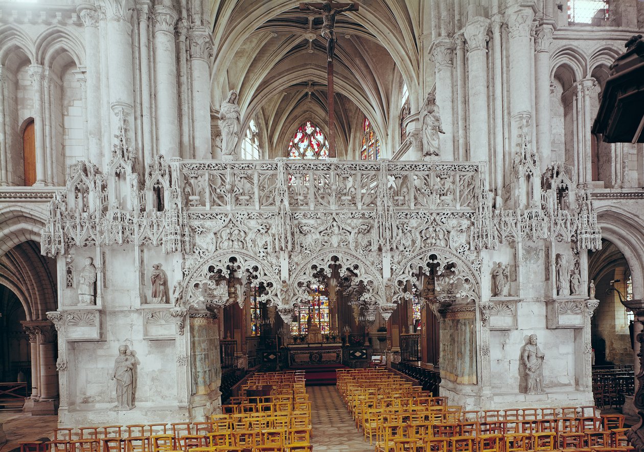 Skibet og interiøret til Eglise Sainte-Madeleine, som viser skjermen dekorert i flamboyant gotisk stil av Jean Gailde mellom 1508-17 av French School