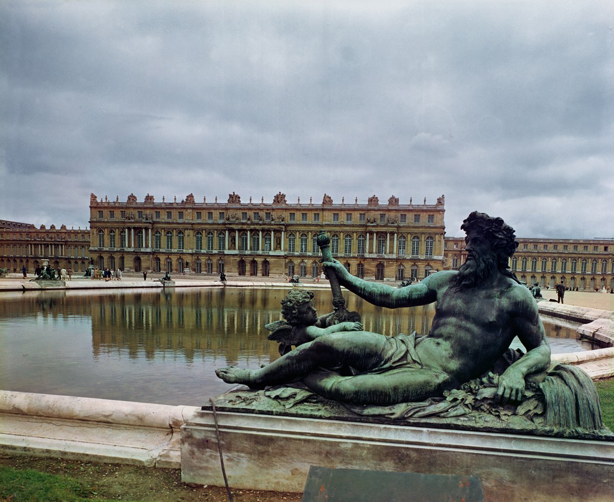 Rhone, fontene av Jean-Baptiste Tuby (1630-1700) med Chateau i bakgrunnen av French School