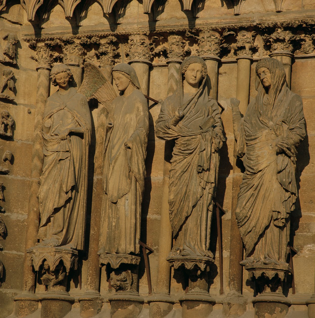 The Visitation, fire jamb-figurer fra katedralens vestfasade, ca. 1230-40 (kalkstein) (se 62274) av French School