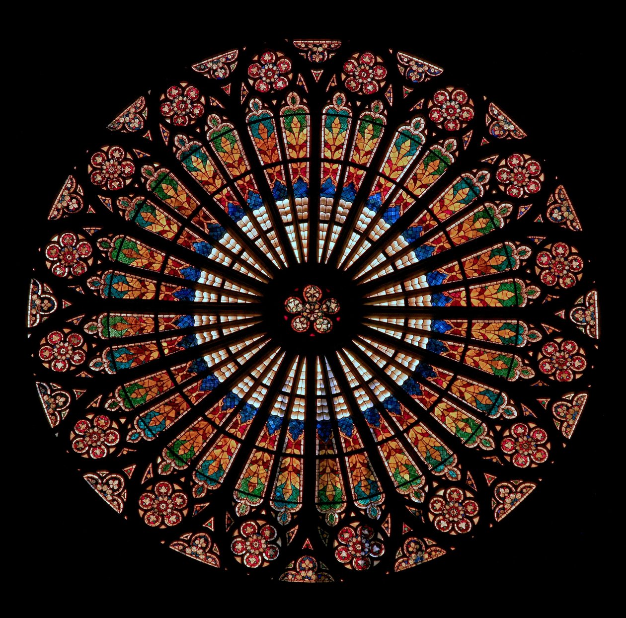 Det vestlige rosevinduet viser et naturalistisk mønstret design av French School