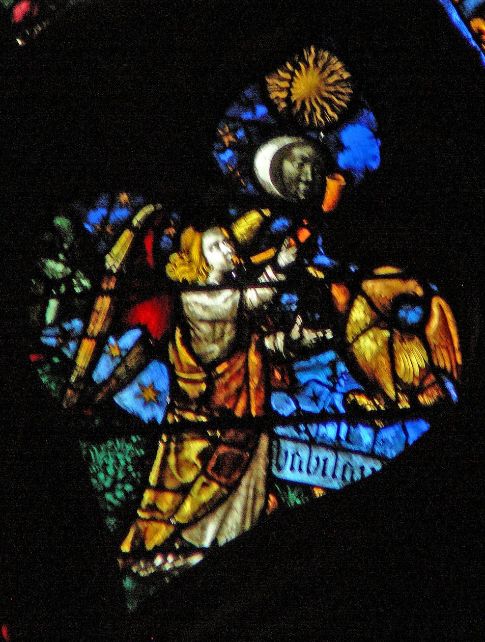 Vestrosevinduet som viser en scene fra Åpenbaringsboken: fjerde trompetsol, måne og stjerner som mørkner, og ørnen som engelen som roper Ve, Ve, skrevet under den (8:12 13). (beiset gla av French School
