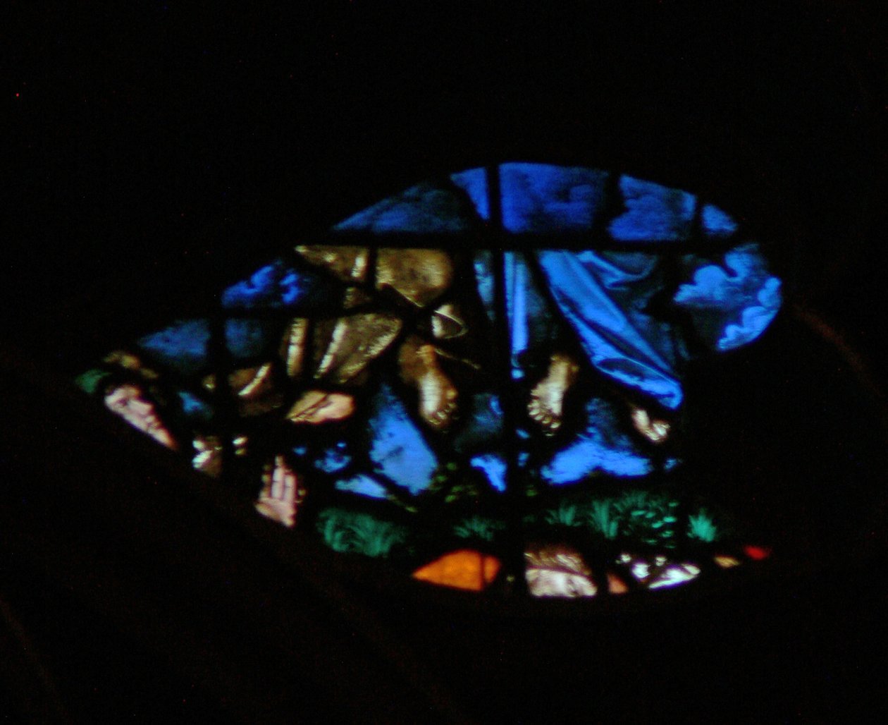 Vestrosevinduet som viser en scene fra Åpenbaringsboken: vitnene oppstandelse og deres himmelfart (inn i de blå skyene) mens de som ser på er forbløffet (11:11 13). (farget glass av French School
