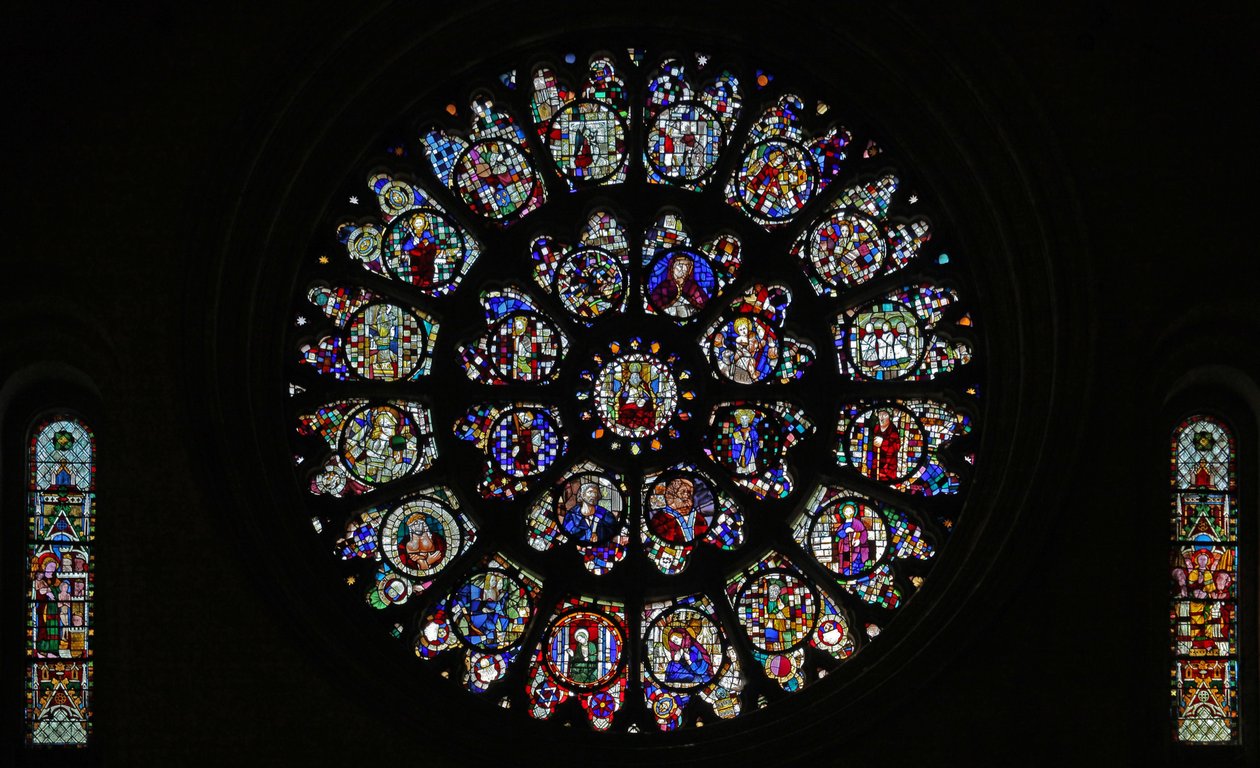 Det vestlige rosevinduet med fragmentariske femtende og sekstende paneler som for det meste viser helgener (rosevindu - internt) av French School