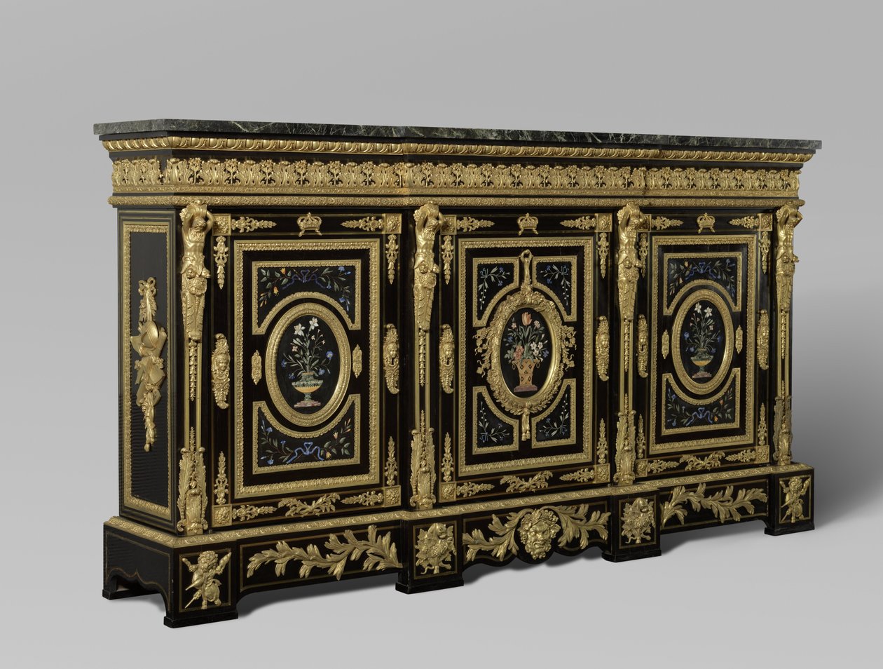 Tredørs skap, ca. 1835-38 (forgylt tre med bronse) av French School
