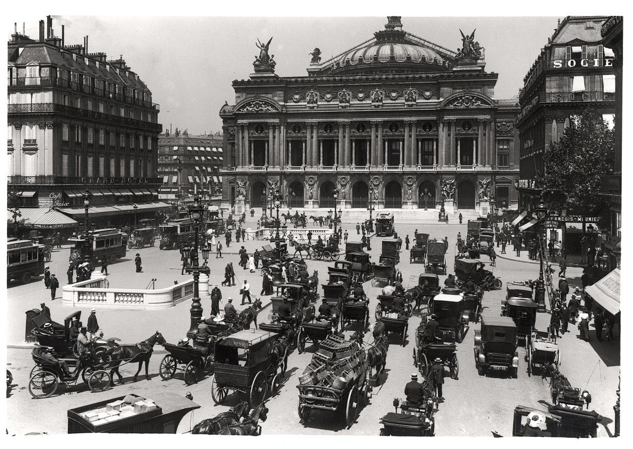 Trafikk foran Paris operahus, 1890-99 av French School