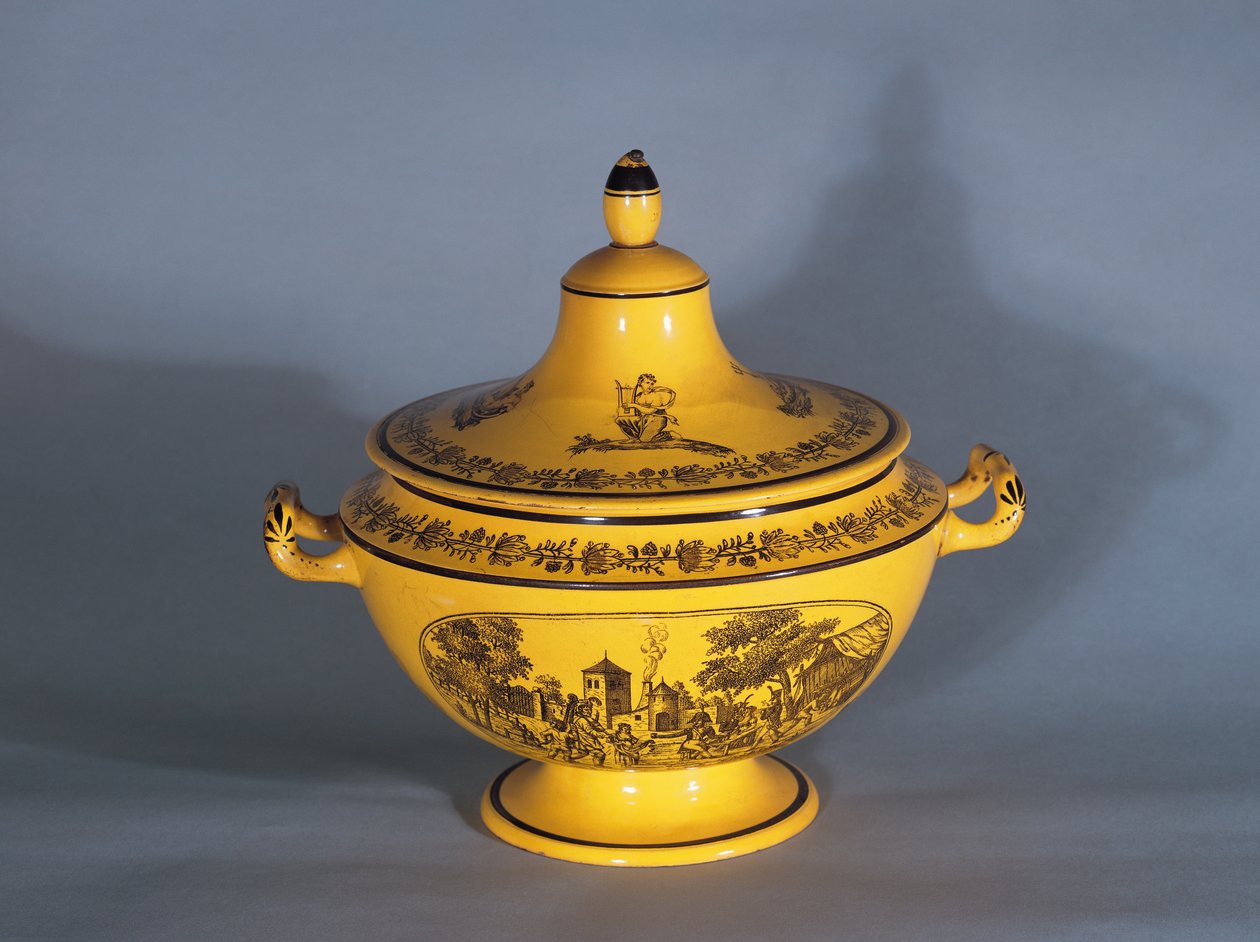 Terrin med sort trykkdesign, ca. 1820 (fajanse) av French School